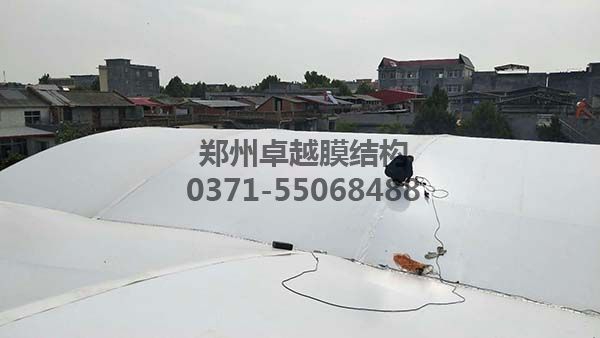 南阳社旗县门球场膜结构顶棚香蕉视频污版免费下载工人装膜收尾阶段